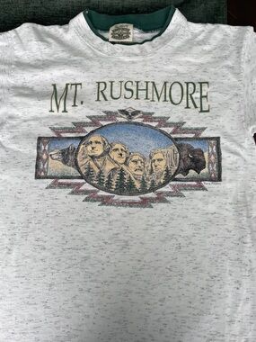 Mt. Rushmore Graphic Crewneck Shirt - Vintage Prairie Mountain, White/Green